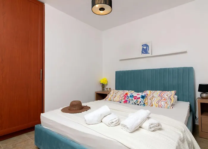 Niki\'S Beach House